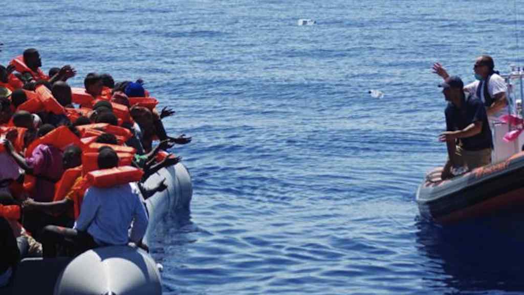 Guarda costeira italiana resgata imigrantes no Mediterrâneo