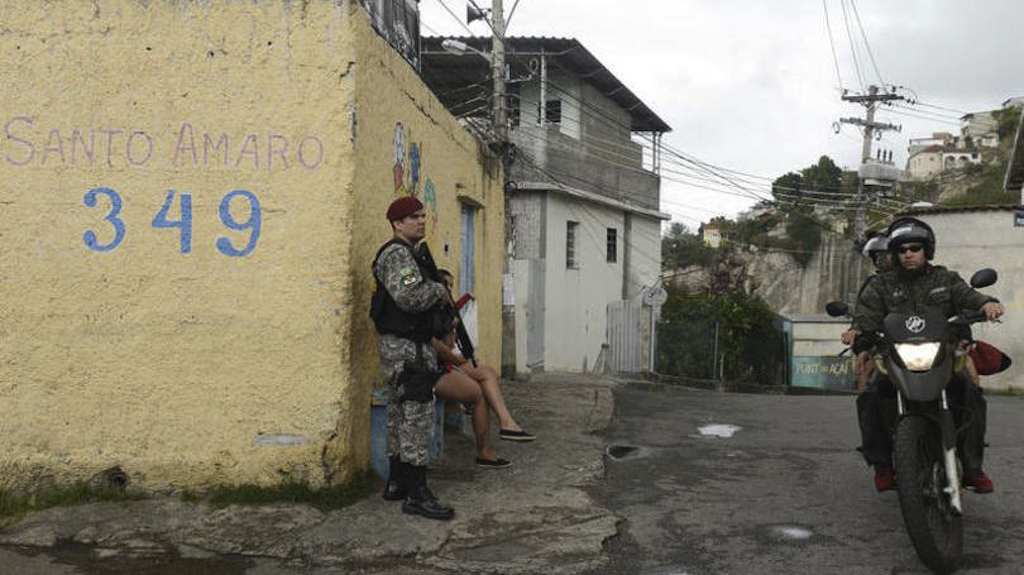 Policiais civis fizeram uma operação nesta quinta-feira para prender suspeitos de envolvimento com a morte de políticos na Baixada Fluminense