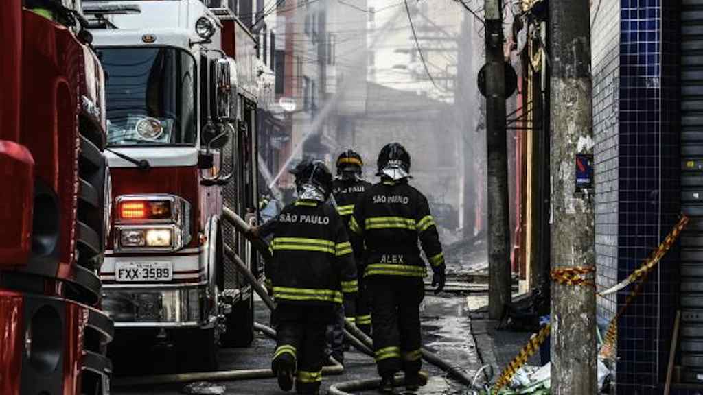 Bombeiros trabalham para conter incêndio no Shopping Brás