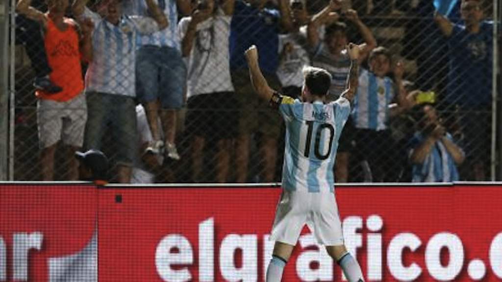 Messi comemora gol em partida contra Colômbia pelas eliminatórias da Copa do Mundo