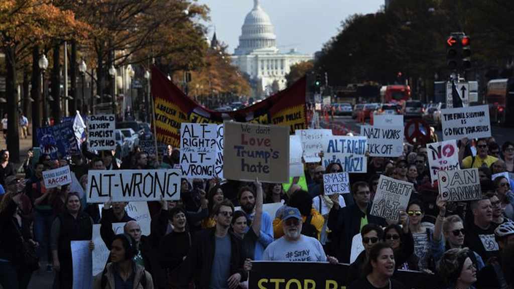 Ativistas antifascismo protestam em Washington contra conferência de nacionalistas do NPI