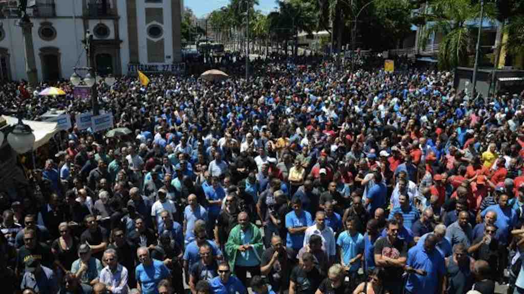 Servidores estaduais protestam contra o pacote de medidas anunciado pelo governador Luiz Fernando Pezão para enfrentar a crise financeira do Estado