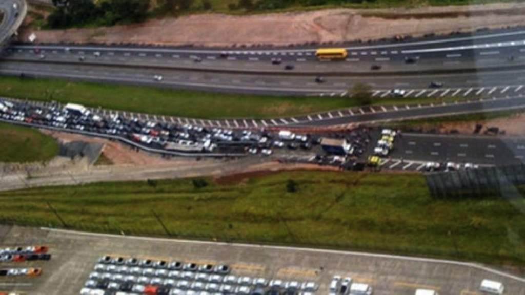 Metalúrgicos das montadoras Volkswagen e Mercedes-Benz fazem um protesto, desde as 8h desta sexta-feira, contra a reforma da Previdência Social