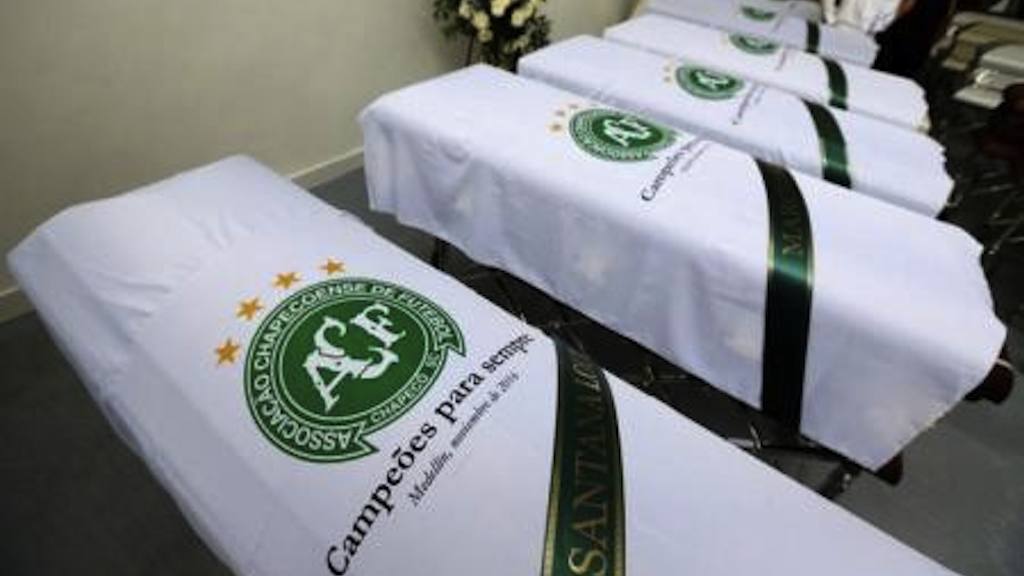 Caixões de vítimas de acidente aéreo com time da Chapecoense em funerária de Medellín