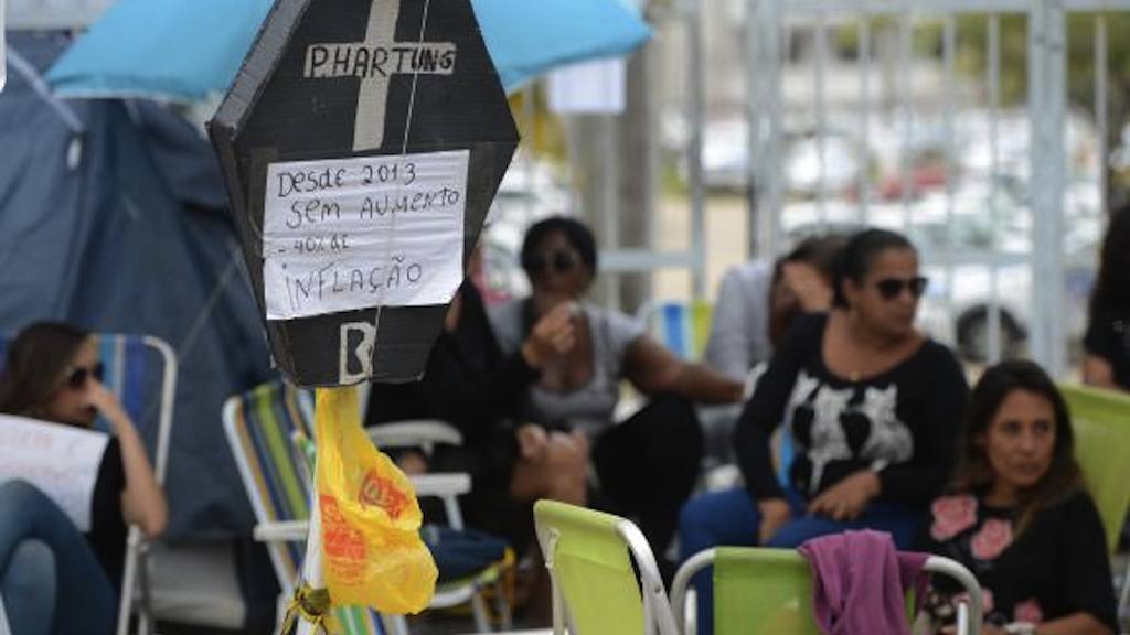  Mulheres e familiares de policiais continuam acampadas na porta dos Batalhões da Polícia Militar 