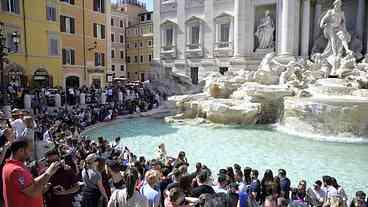 Roma estuda limitar acesso à Fontana di Trevi
