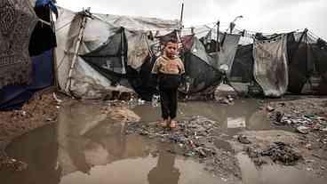 Temporais inundam barracas de desabrigados em Gaza