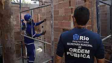 Seop realiza demolição de prédios construídos ilegalmente