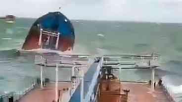 Acidente com petroleiros russos causa derramamento de óleo no mar