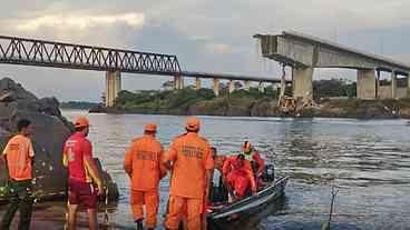Sobe número de desaparecidos após queda de ponte
