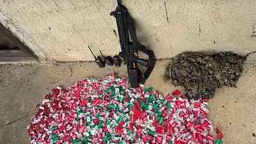 Polícia apreende fuzil e drogas após denúncia em São Gonçalo