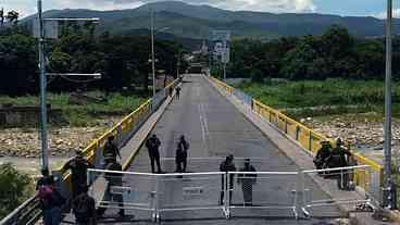Caracas fecha fronteira colombiana para posse de Maduro