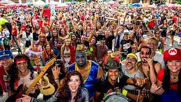 Carnaval, na Lapa, começa mais cedo e anima os ambulantes