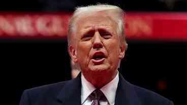 Trump concede perdão a policiais condenados por matar homem negro