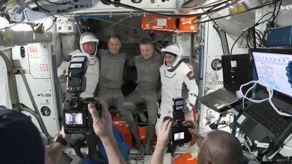 Astronautas iniciam viagem de volta à Terra | Butch Wilmore (à esquerda) e Sunita Williams (à direita) ao lado de Nick Hague e Aleksandr Gorbunov