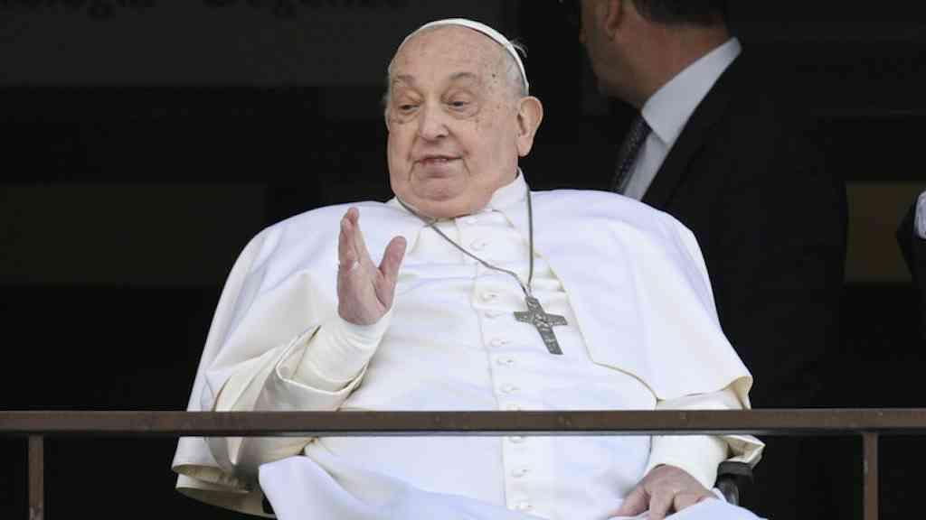 Francisco passa noite no Vaticano após quase 40 dias no hospital | Papa Francisco na sacada do Hospital Agostino Gemelli após receber alta