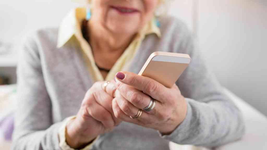 Secretaria oferece curso de smartphone e aplicativos para a terceira idade | Secretaria de Envelhecimento Saudável oferece curso de smartphone e aplicativos para a terceira idade