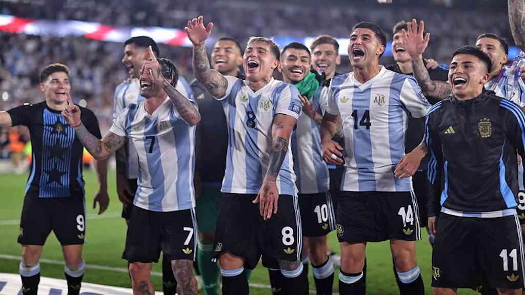 Argentina atropela Brasil, que reacende interesse em Ancelotti | Argentinos celebram goleada sobre o Brasil em Buenos Aires