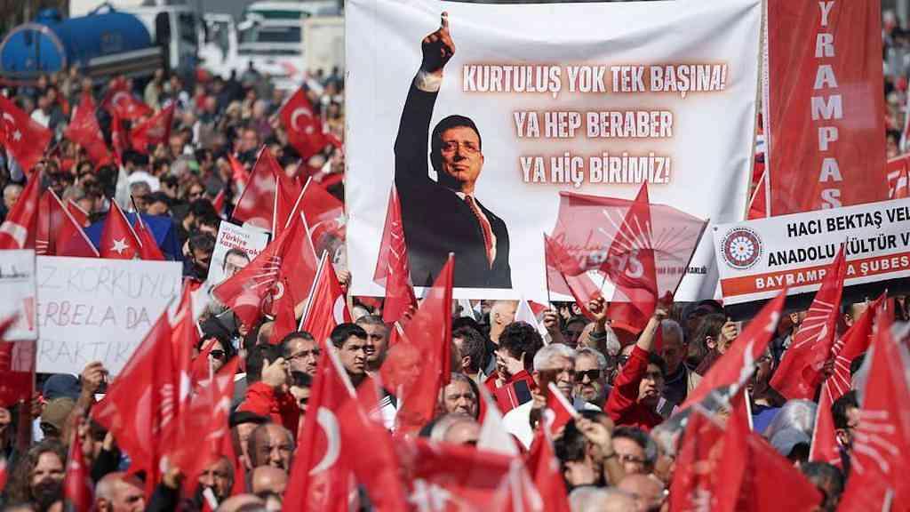 Turcos vão às ruas em protesto contra prisão de opositor | Prisão de Ekrem Imamoglu, prefeito de Istambul, desencadeou maior onda de protestos no país desde as manifestações pró-democracia de 2013 no Parque Gezi