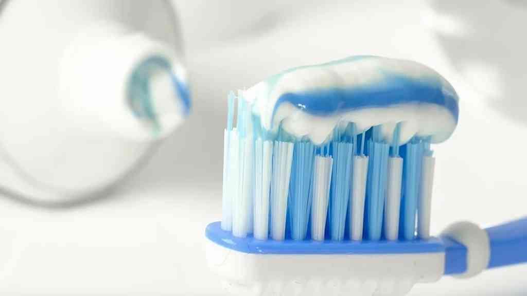 Anvisa libera venda de creme dental da Colgate após suspensão | Agência emitiu alerta após reações ao produto com fluoreto de estanho