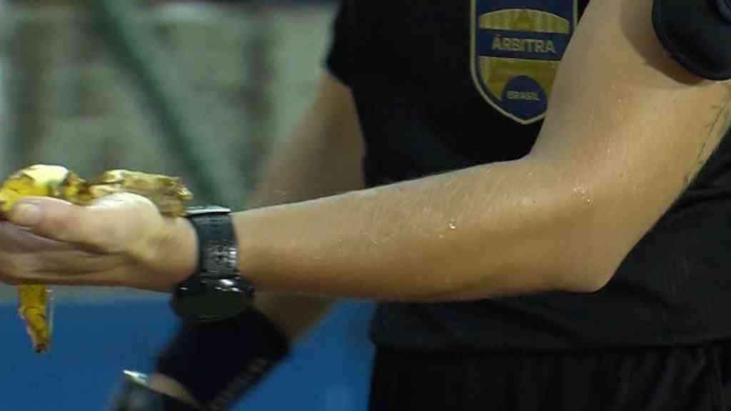 CBF solicita apuração após ato racista em jogo do Brasileirão feminino | Banana foi entregue a integrante da equipe de arbitragem após ser atirada no gramado