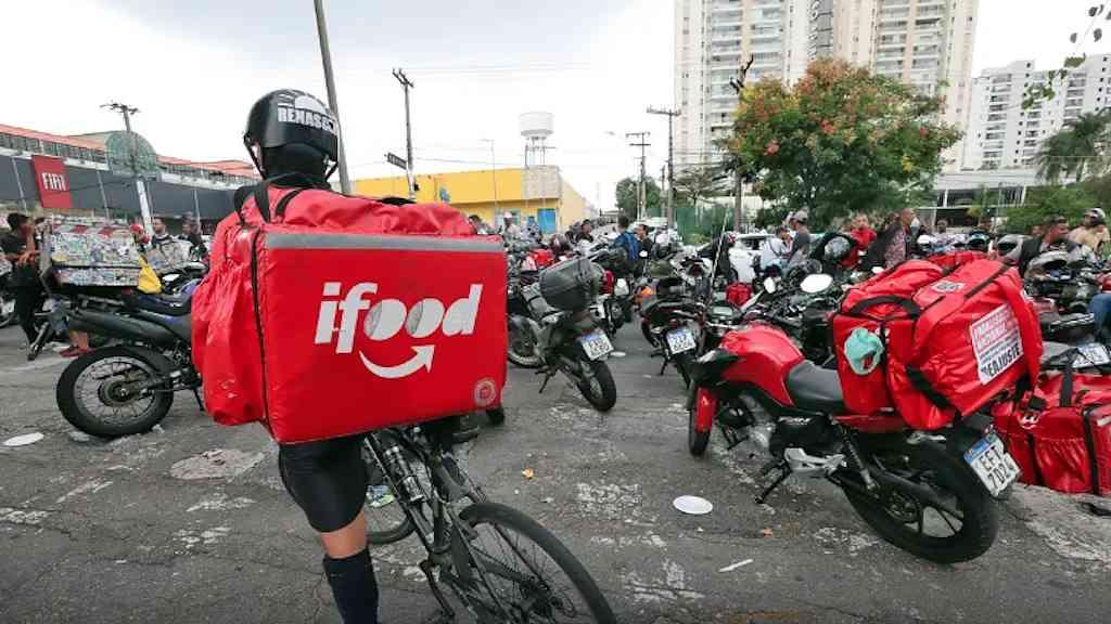 Entregadores seguem em greve por melhores condições de trabalho | Entre as reivindicações estão uma taxa mínima de R$ 10 por corrida