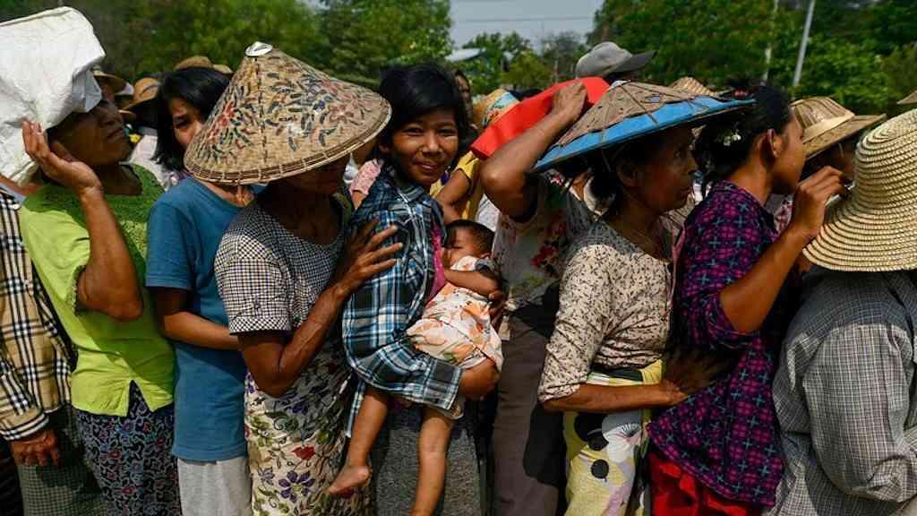Terremoto em Myanmar deixa mais de 3 mil mortos | Pessoas fazem fila para obter ajuda humanitária de Sagaing, em Myanmar
