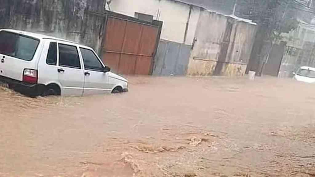 Risco de chuva intensa leva cidades da região serrana a suspender aulas | Chuva provocou o acionamento de sirenes em Petrópolis, em fevereiro de 2024