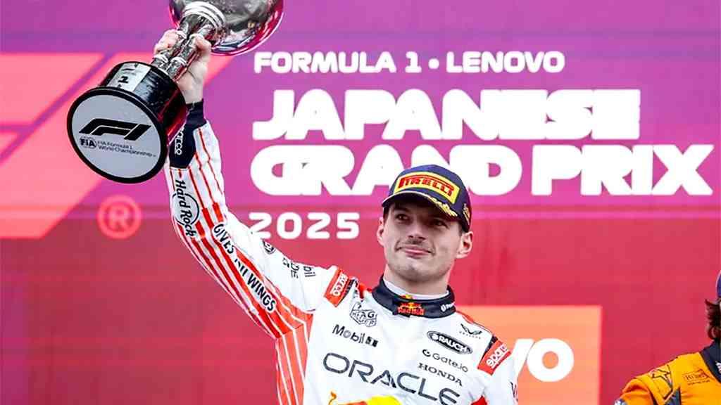 Verstappen vence, em Suzuka, e se aproxima da liderança na F1 | Verstappen levanta a taça, no lugar mais alto do pódio, em Suzuka, no Japão