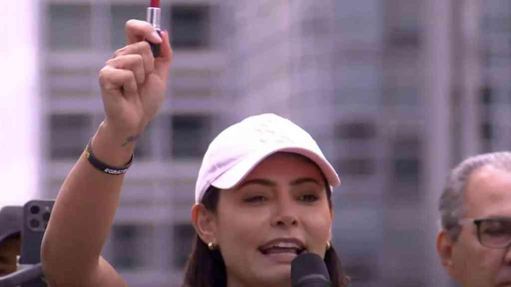 O diabo usa batom | Michelle Bolsonaro segura batom em ato pró-anistia em São Paulo-SP, 6 de abril de 2025