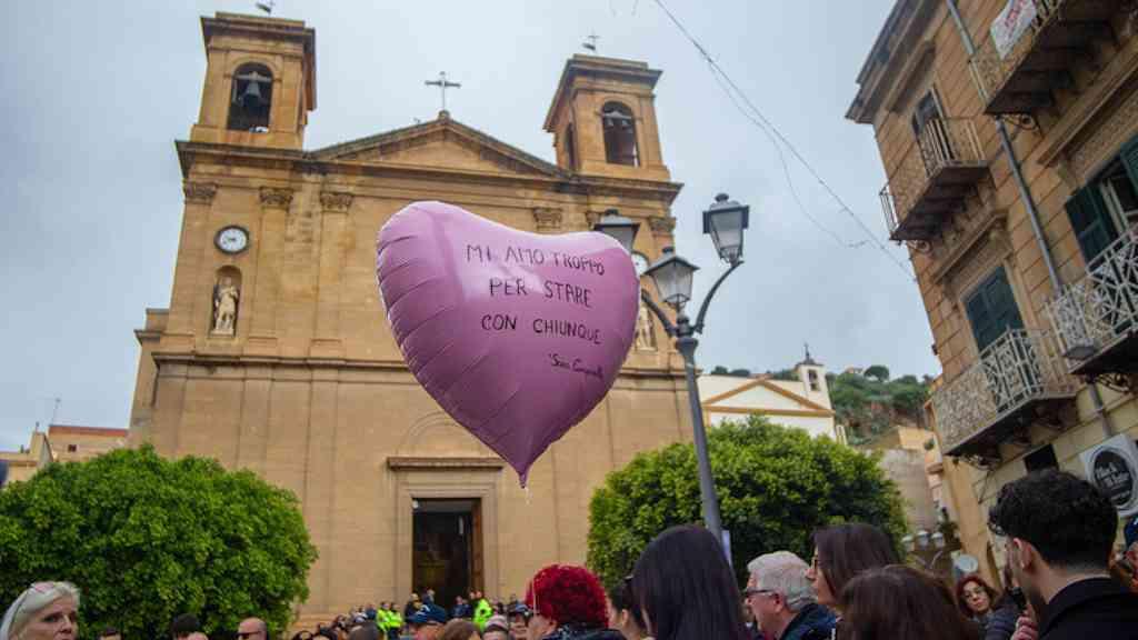 Multidão se despede de vítimas de feminicídio na Itália | Multidão fez homenagem à vítima de feminicídio