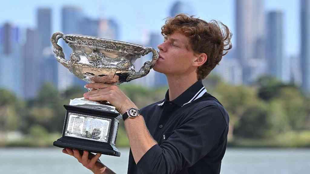 Sinner completa 44 semanas no topo do ranking e ultrapassa marca de Guga | Jannik Sinner com a taça do Aberto da Austrália, em janeiro de 2025