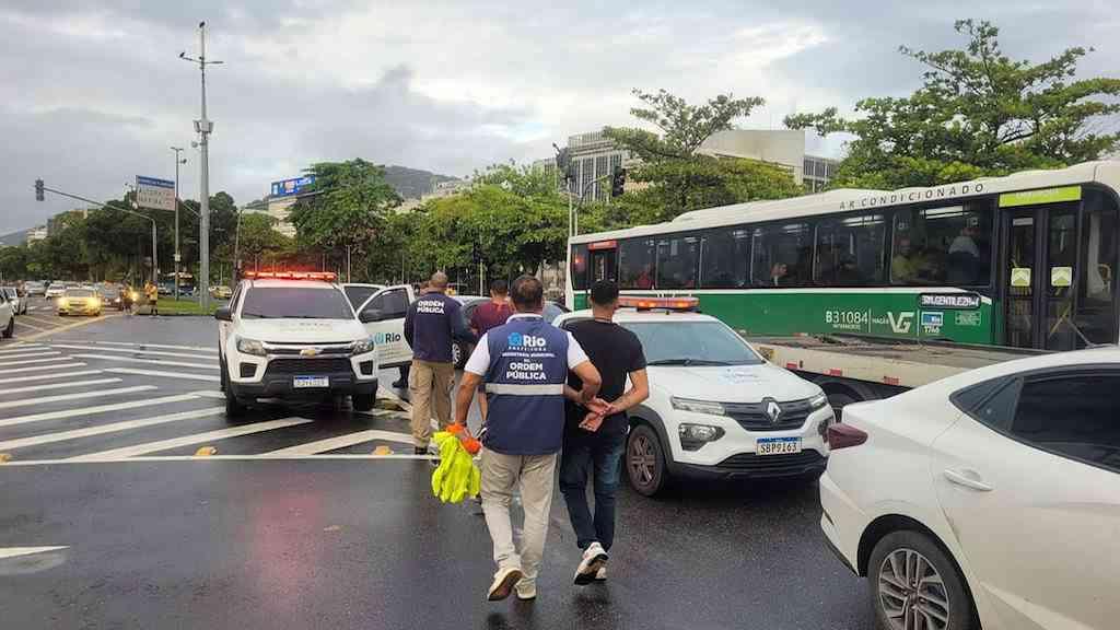 Agentes detêm três flanelinhas no Aterro do Flamengo | Fiscalizações coibiram ações de guardadores irregulares também na Urca