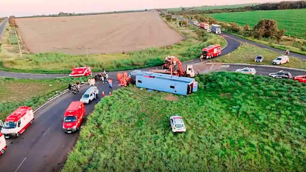 Acidente grave com ônibus deixa vítimas em Minas Gerais | Veículo tinha 46 ocupantes; 18 feridos foram levados a hospitais