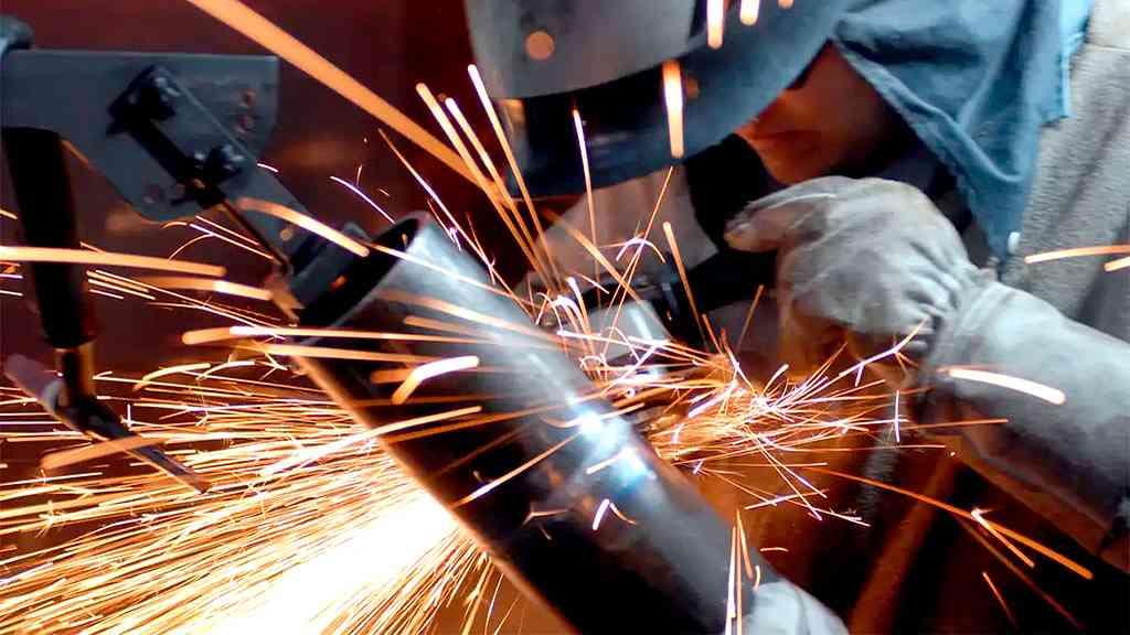 Produção industrial apresenta novo recuo, devido ao aumento nos juros | A atividade econômica do país ainda passa por uma fase difícil, mas começa a se recuperar