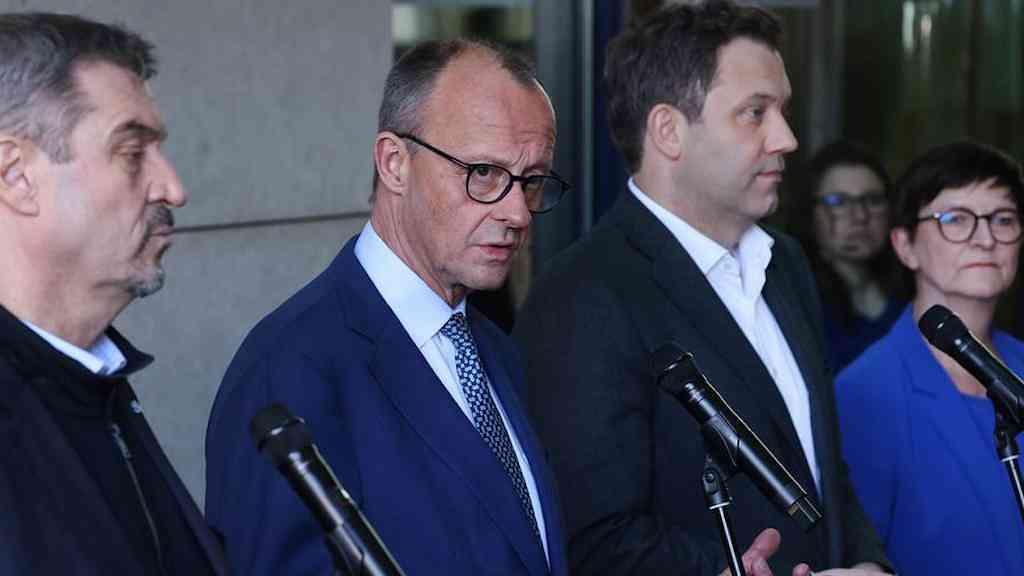 Conservadores e SPD firmam acordo para formar governo na Alemanha | Friedrich Merz (de óculos) deve ser eleito chanceler federal em maio pelo Parlamento. Ele conta com o apoio da CSU, liderada por Markus Söder (à esq.), e do SPD, comandado por Lars Klingbeil e Saskia Esken (à dir.)