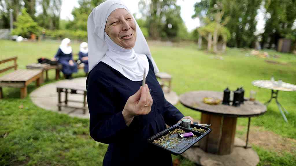 Parlamentar de ultradireita abre caminho para liberar a maconha | As ‘weed nuns’ (freiras da maconha) produzem uma série de derivados da cannabis, na Califórnia