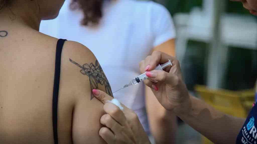 Rio amplia vacinação contra dengue para jovens de 19 e 20 anos | Imunizante também está disponível para faixa etária de 10 a 18 anos