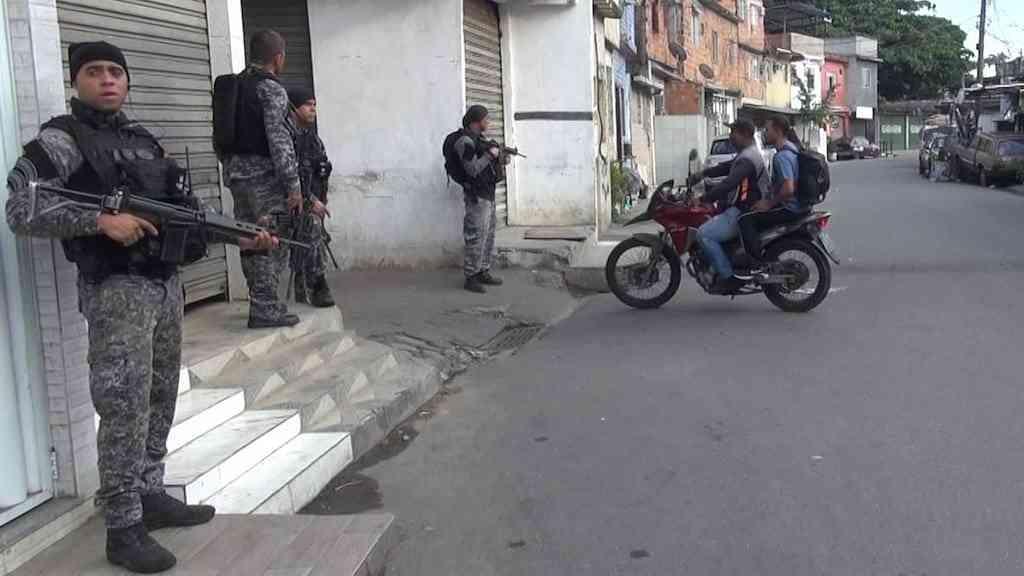 Polícia mira núcleo financeiro do Comando Vermelho e PCC | Agentes foram às ruas em locais como o Complexo da Maré, no Rio