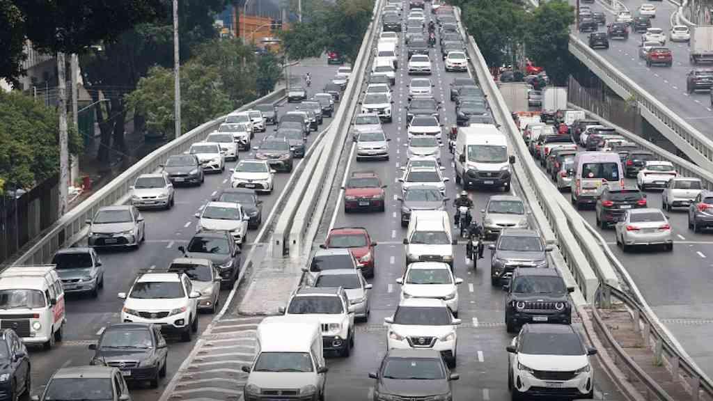 Tráfego na Marginal Tietê é afetado por buraco na pista central | Serviço será concluído em cerca de três dias, diz concessionária AutoBAn
