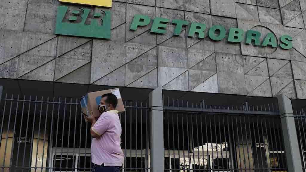 Apesar das dificuldades, Petrobras garante dividendos | A Petrobras segue os parâmetros internacionais, em dólar, para o reajuste dos combustíveis