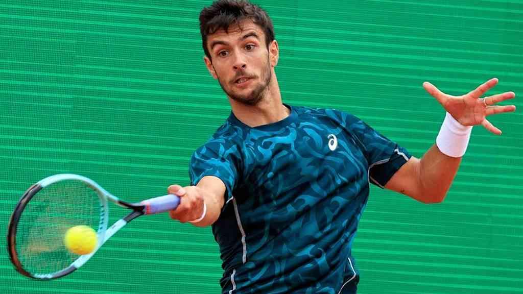 Musetti vence De Minaur e garante vaga na final em Monte Carlo | Atleta toscano bateu o oponente de virada por 2 sets a 1, com parciais de 1/6, 6/4 e 7/6