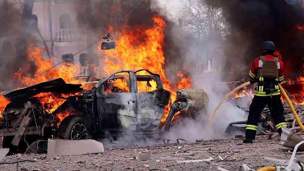 Ataque da Rússia deixa mais de 30 mortos e dezenas de feridos na Ucrânia | Bombardeio russo atingiu o centro da cidade de Sumy no Domingo de Ramos, quando muitos se dirigiam à igreja