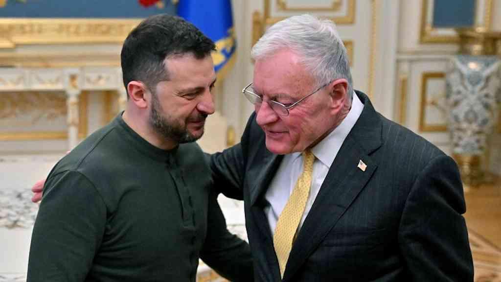 Enviado de Trump propõe dividir a Ucrânia para pôr fim à guerra | Keith Kellogg durante um encontro com o presidente da Ucrânia, Volodymyr Zelensky