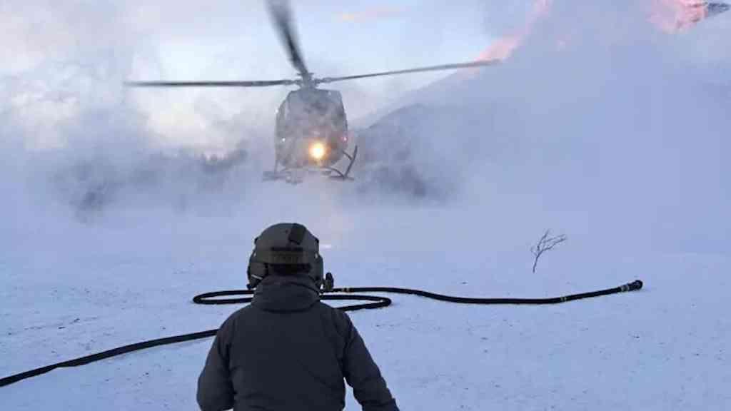 Homem recebe multa por pousar de helicóptero em pista de esqui | Empresário Giorgio Bortolo Oliva foi multado em dois mil euros (cerca de R$ 13,2 mil)