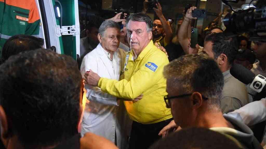 Jair Bolsonaro é submetido a cirurgia em hospital de Brasília | O ex-presidente brasileiro Jair Bolsonaro fala brevemente com jornalistas antes de embarcar em uma ambulância ao deixar o Hospital Rio Grande, em Natal, no estado do Rio Grande do Norte