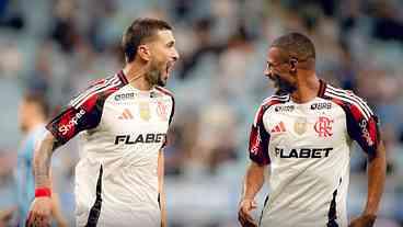 Flamengo vence Grêmio e lidera o Brasileiro