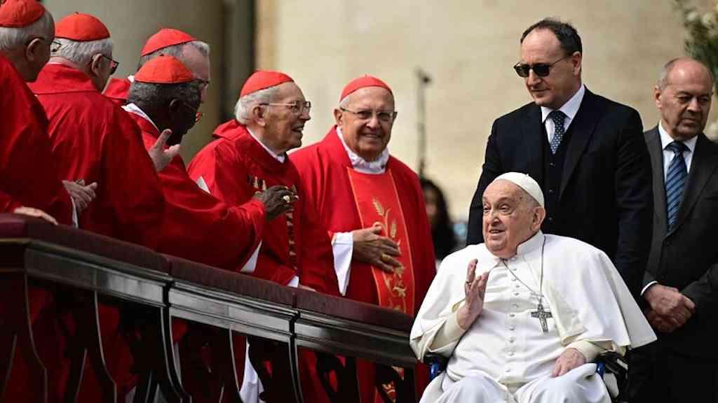 Papa reconhece martírio de padre italiano morto no Brasil | Papa Francisco ao fim da missa de Ramos, no Vaticano