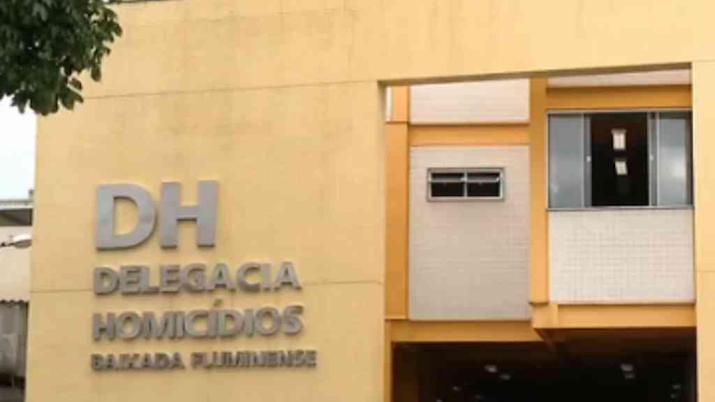 Mulher é morta em culto após evangélicos serem confundidos com milicianos | Traficantes confundem grupo evangélico com milicianos e matam mulher em culto na Baixada