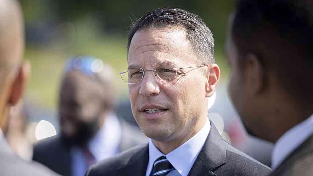 Homem é preso por incêndio na casa oficial do governador da Pensilvânia | O democrata Josh Shapiro teve a casa incendiada por um homem acusado de terrorismo nos EUA.